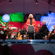 Dr. Erika Freeman hält ihre Rede auf der Bühne des Fests der Freude 2022 © MKÖ/Sebastian Philipp