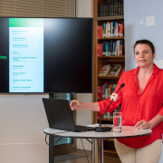 Christa Bauer spricht bei der Pressekonferenz Zivil.Courage.Online App © MKÖ/Jacqueline Godany